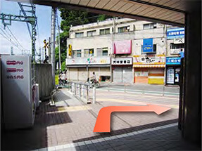 階段を下りたら右へ