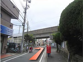 高架下を左へ