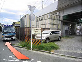 当店側面に沿って進む