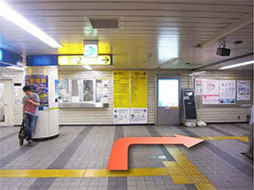 改札を出たら右へ