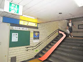 階段を右へ
