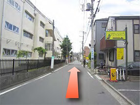 南小学校を左手に直進