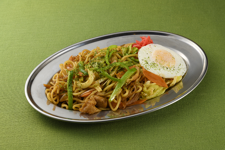 昔ながらのソース焼きそば（目玉焼き風オムレツのせ）